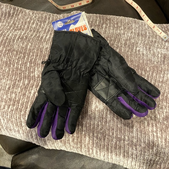 Ski Gloves - Picture 2 of 3